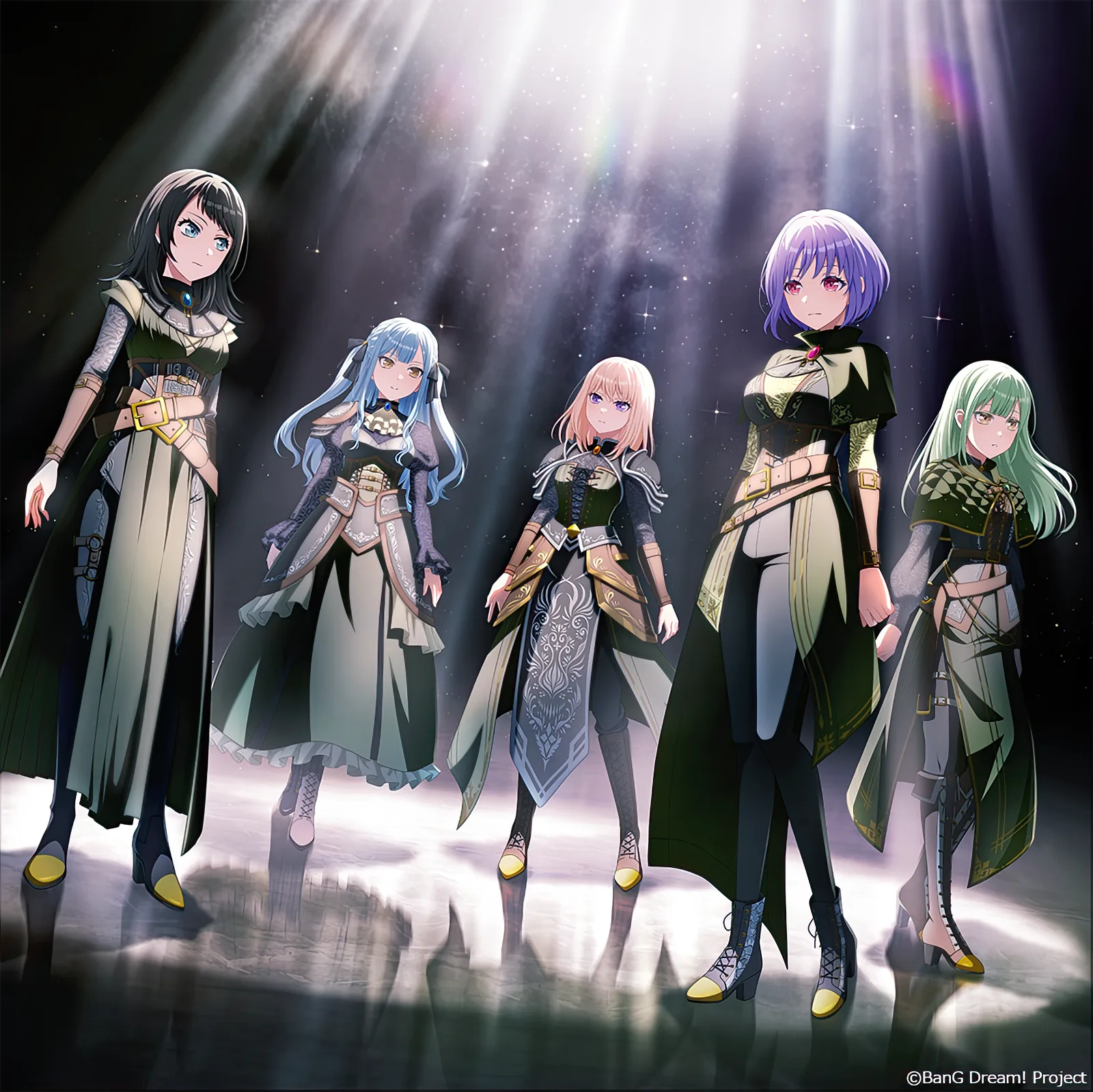 Imagen oficial del 8th LIVE de Ave Mujica: las cinco integrantes, en sus personajes, con atuendos oscuros con detalles dorados bajo un haz de luz
