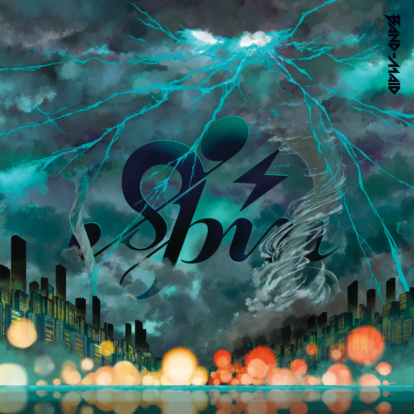 Portada del sencillo «SPIN» de BAND-MAID: el título en letras negras entre relámpagos turquesa y un tornado sobre una ciudad nocturna