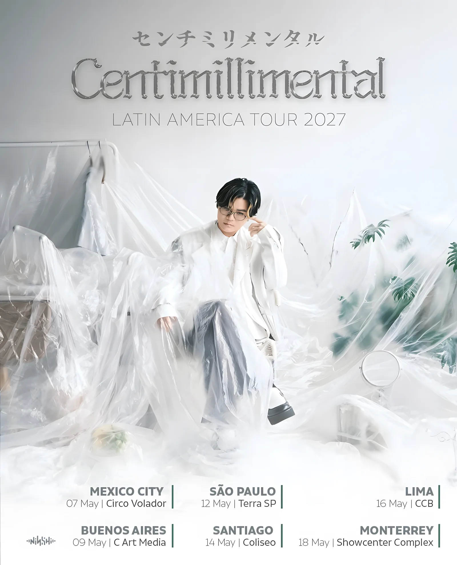 Flyer oficial de Centimillimental LATIN AMERICA TOUR 2027: el cantante con lentes y ropa blanca, sentado entre muebles cubiertos con plástico transparente, con las seis ciudades y recintos de la gira abajo