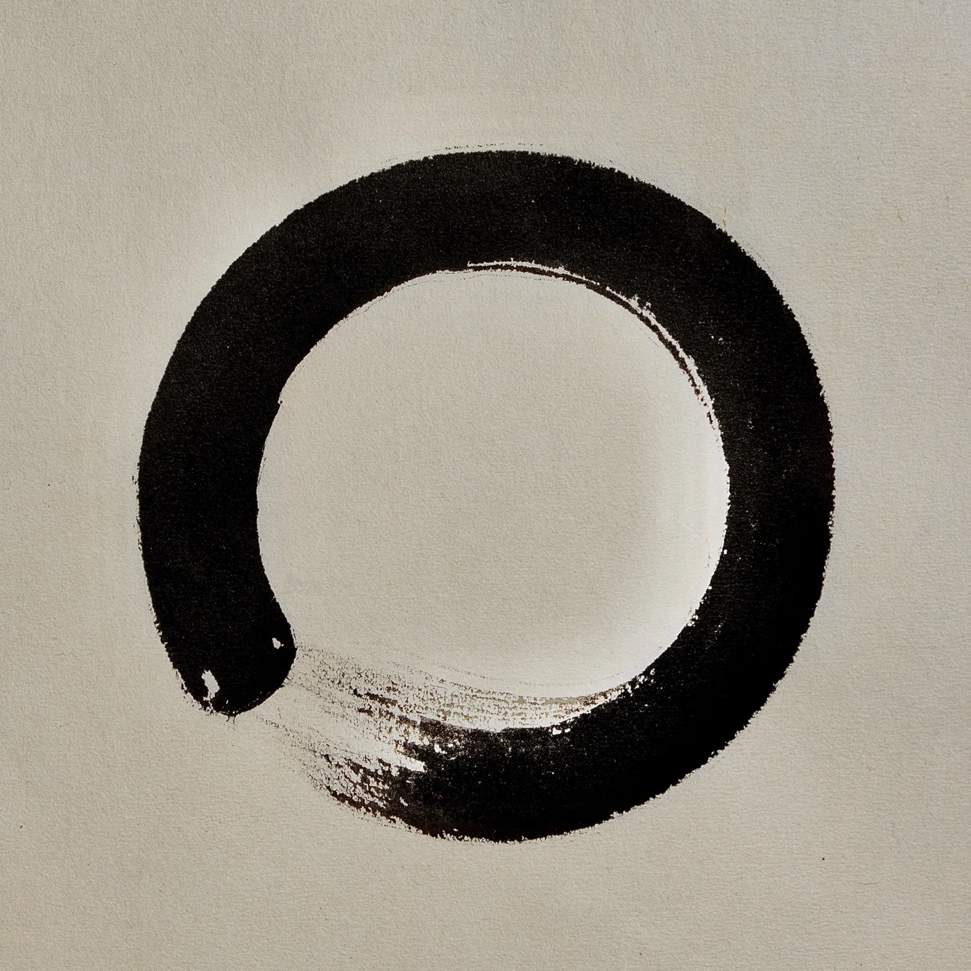 Portada del álbum ◯ de Yuki Chiba: un círculo trazado con una sola pincelada de tinta negra, abierto en la parte de abajo, sobre papel color crema