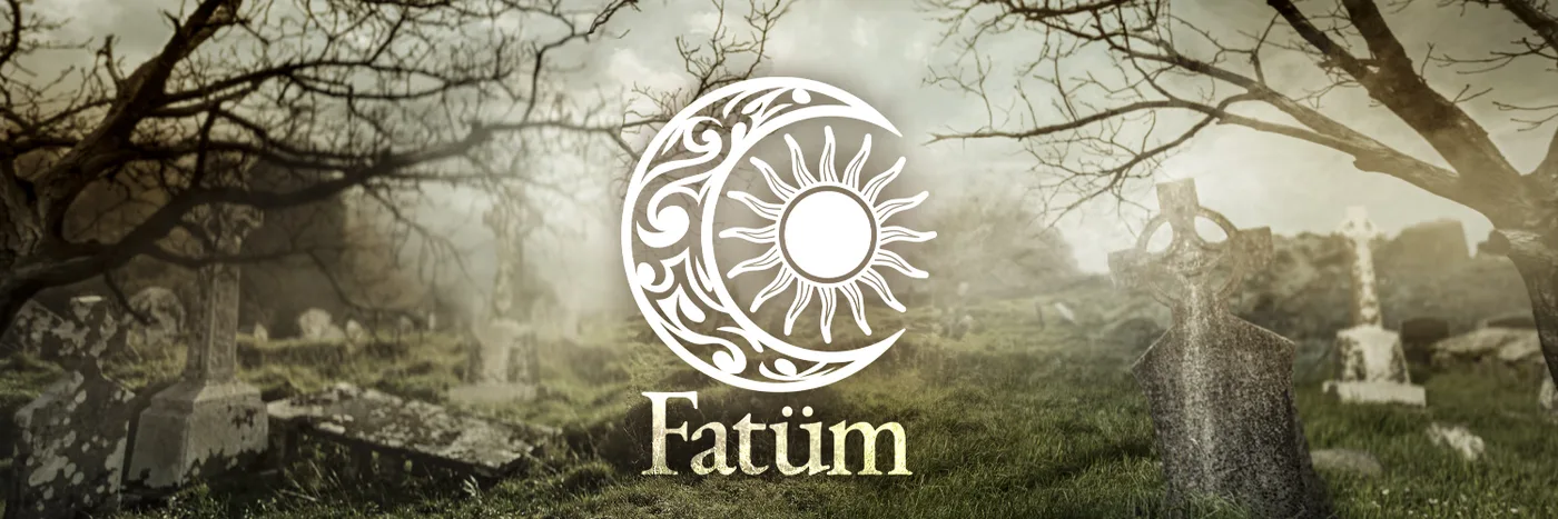 Visual oficial de presentación de Fatüm: el logo, una luna creciente que abraza un sol, sobre un cementerio entre la niebla
