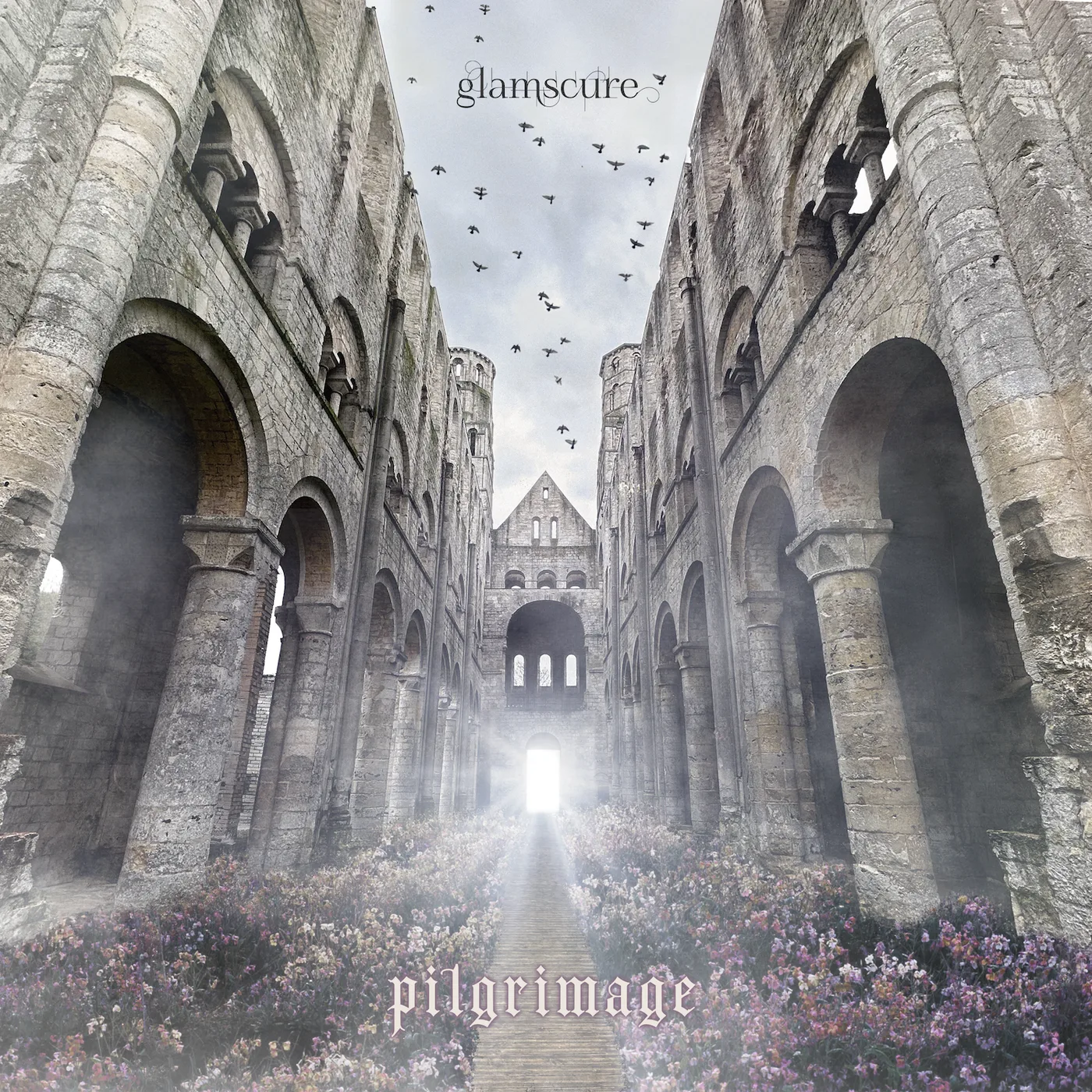 Portada del miniálbum pilgrimage de glamscure: la nave de una iglesia en ruinas con arcos de piedra, flores moradas a los lados y una luz blanca al fondo
