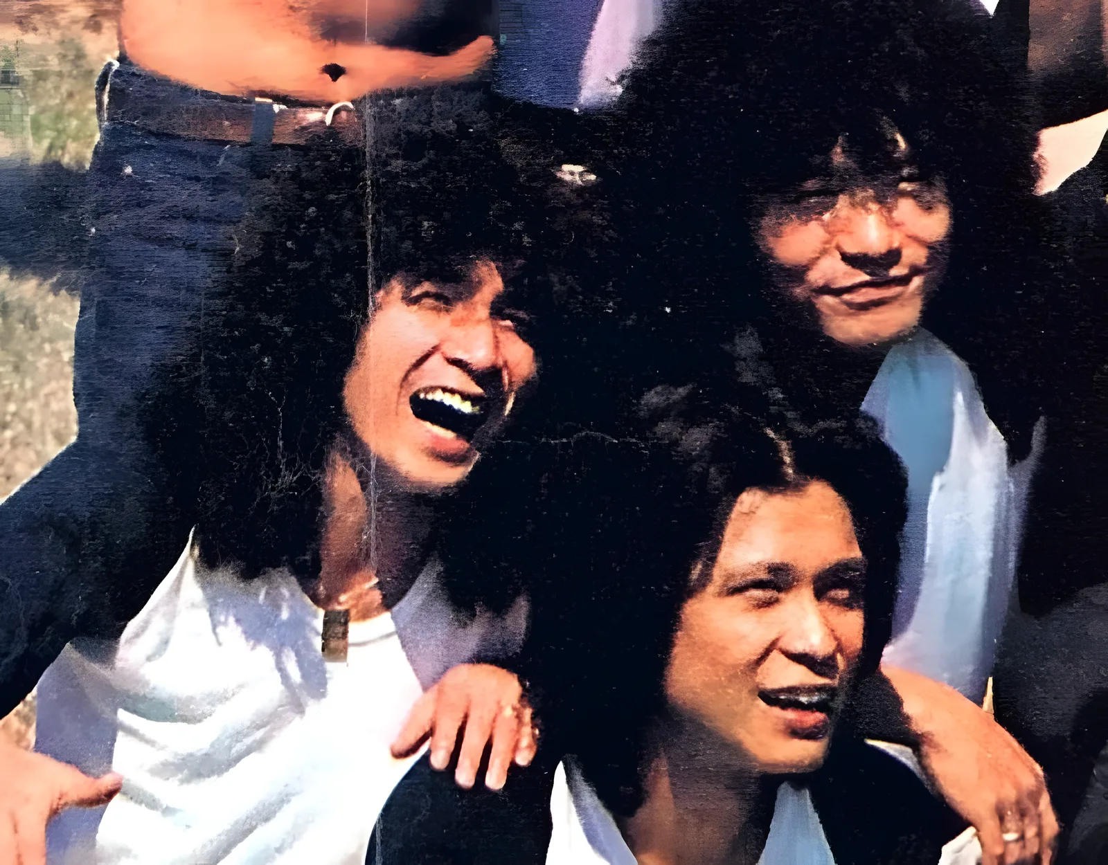 Foto de archivo de integrantes de Crystal King en los años setenta, sonriendo al aire libre, compartida por Masayuki Tanaka