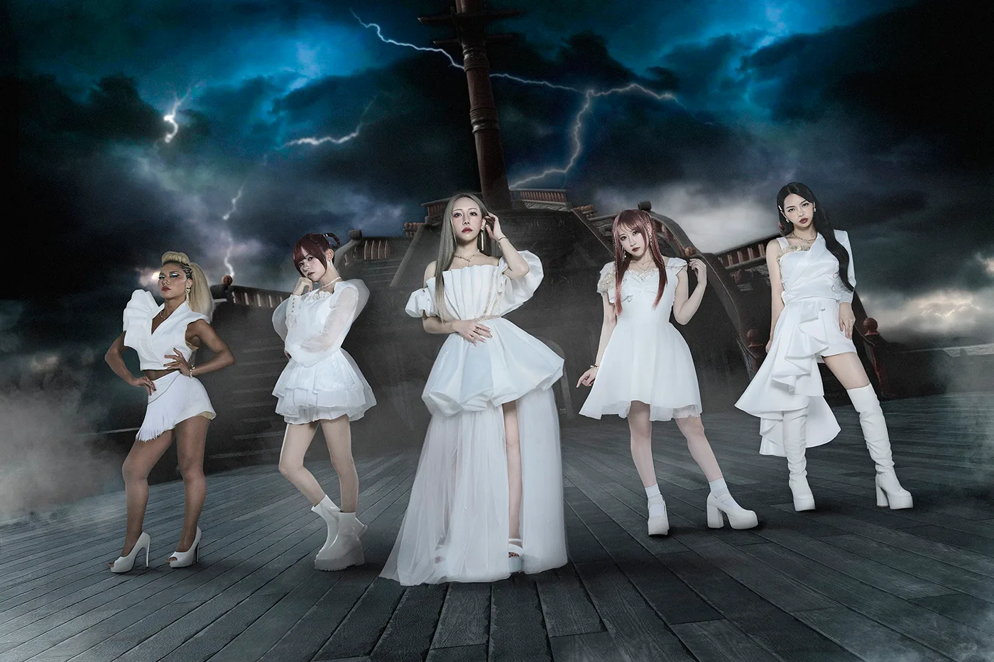 Foto promocional de LOVEBITES: las cinco integrantes, vestidas de blanco, posan en la cubierta de un barco bajo un cielo de tormenta