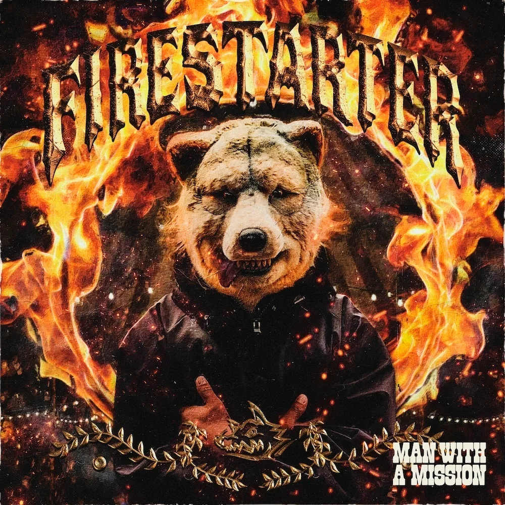 Portada del sencillo «Firestarter» de MAN WITH A MISSION: un integrante con cabeza de lobo, con las manos al pecho, rodeado de llamas