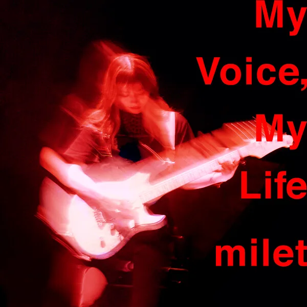 Portada de «My Voice, My Life»: milet toca una guitarra eléctrica blanca, en una foto movida con luz roja sobre fondo negro, con el título y su nombre en letras rojas a la derecha