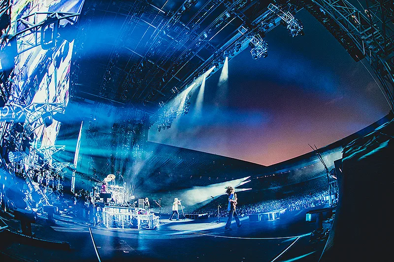 ONE OK ROCK en el escenario del Nissan Stadium de Yokohama, con el estadio lleno al fondo