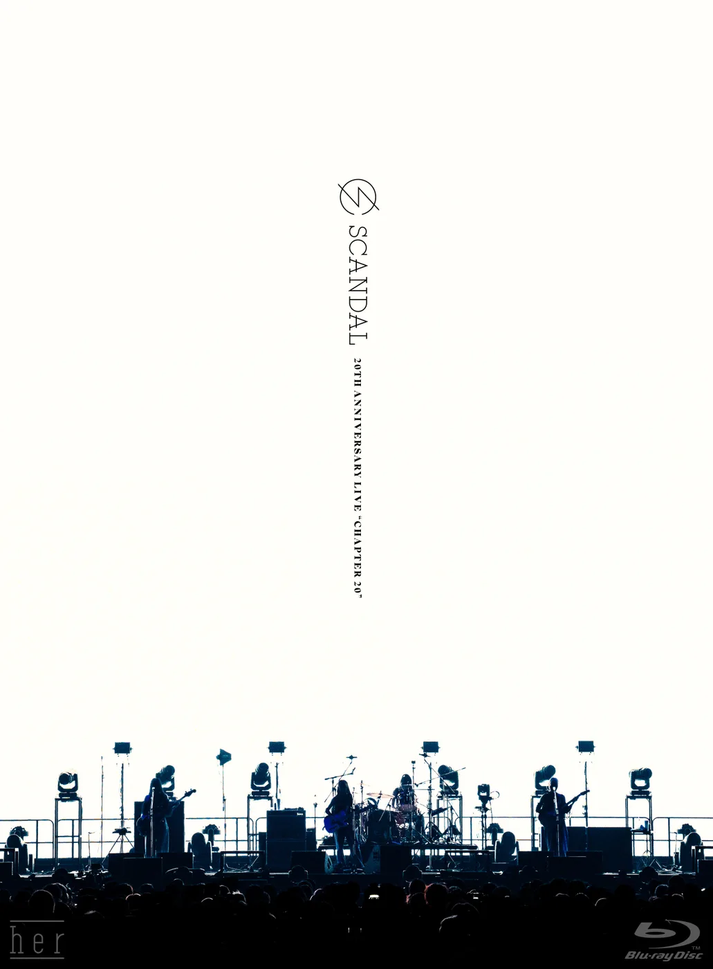 Portada de la edición limitada en Blu-ray de SCANDAL 20th Anniversary Live Chapter 20: fondo blanco con el logo de la banda y, abajo, el escenario con las cuatro integrantes a contraluz frente al público