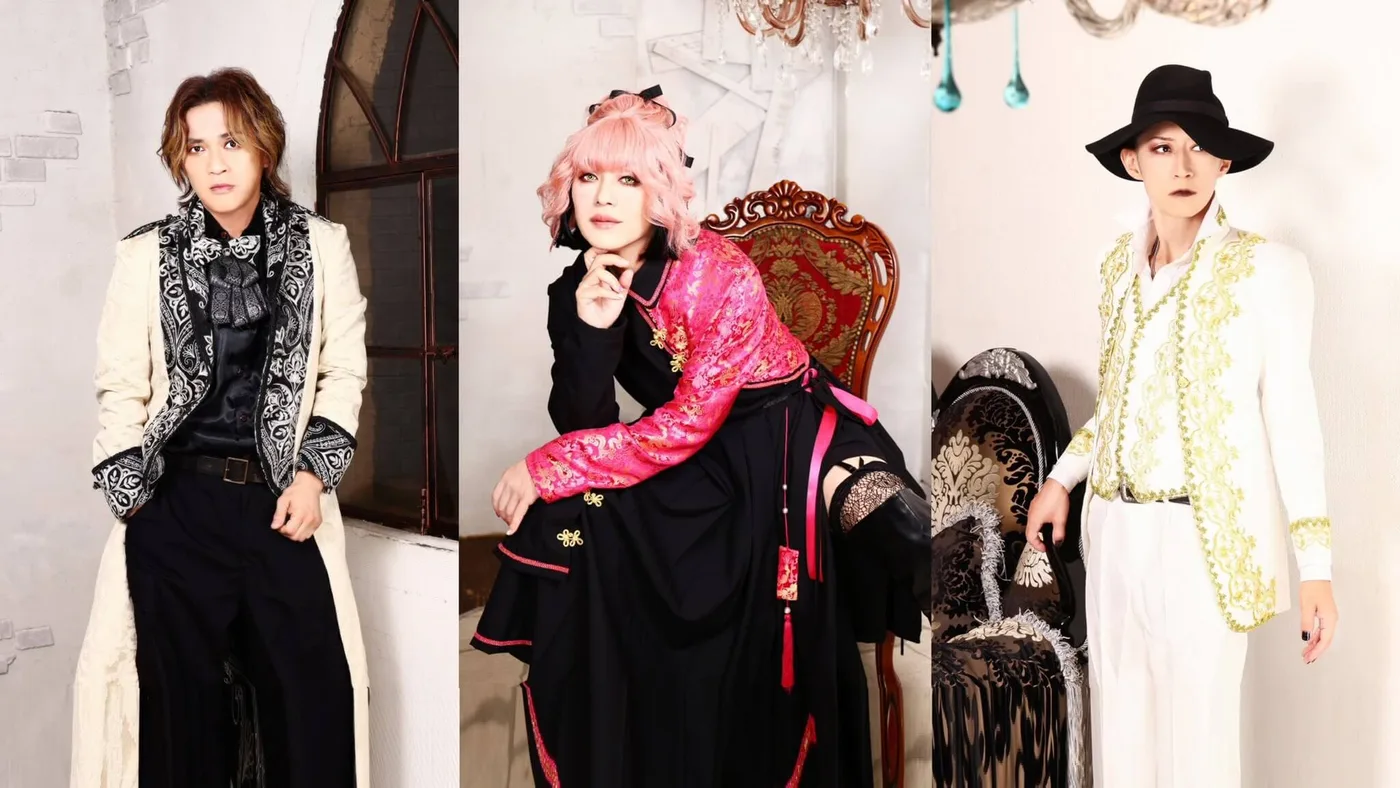 Fotos promocionales de los tres integrantes de SHAZNA, cada uno con vestuario de estilo visual kei