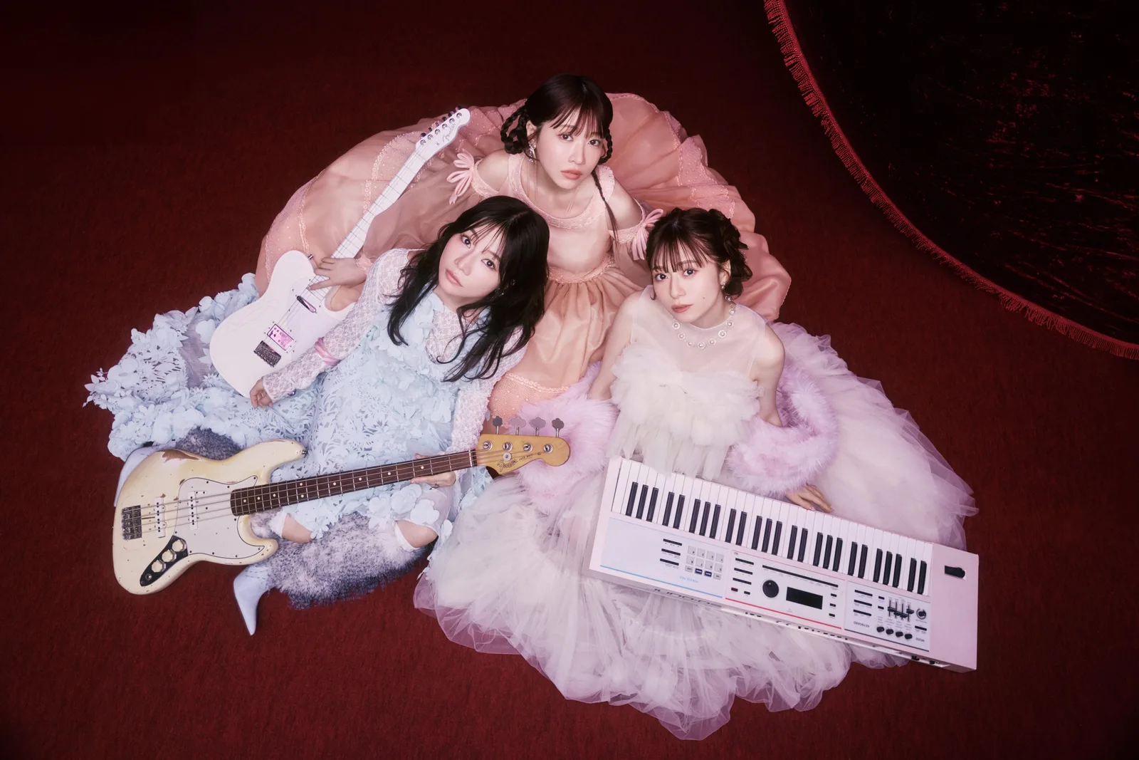 Foto oficial de SILENT SIREN: Aina Yamauchi, Sū y Yukako Kurosaka, de izquierda a derecha