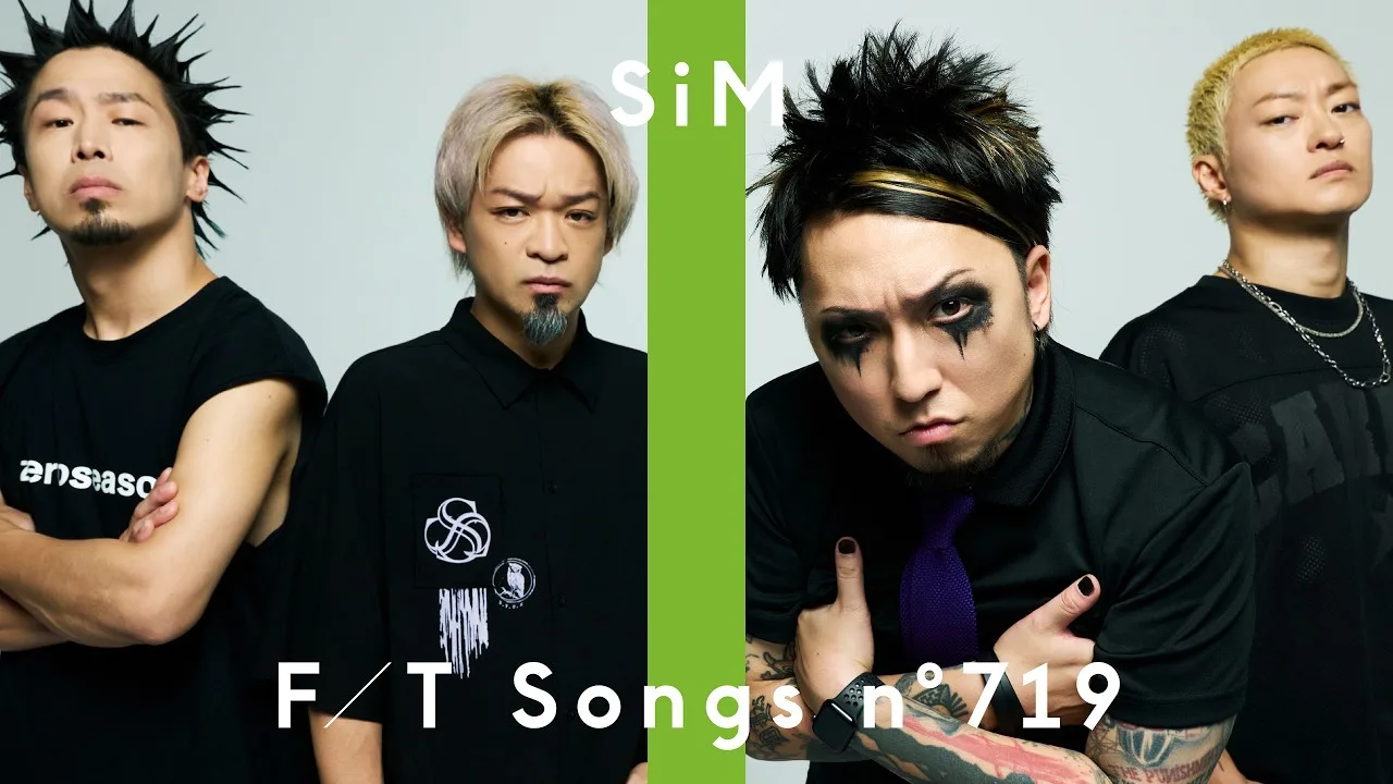 Los cuatro integrantes de SiM con ropa negra frente a un fondo gris claro, dos de cada lado de una franja verde vertical; arriba, el nombre de la banda y abajo, el texto F/T Songs n°719